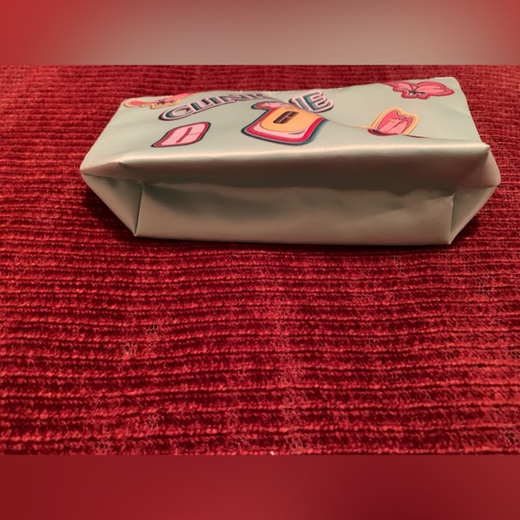 Clinique Cosmetic Bag - Picture 5 of 7